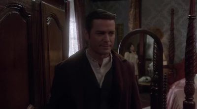 Oh! The bottom hinge is loose. - Murdoch Mysteries