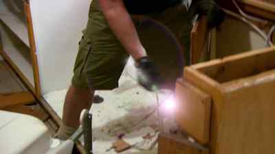- Oh, there is a [bleep].
- Whoa, are you breaking wires? - Zombie House Flipping