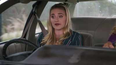Oh, there's a spot.
Do a three-point turn, - Schooled