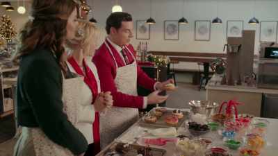 Oh, this? Oh,
obviously a polar bear. - Ms. Christmas Comes to Town