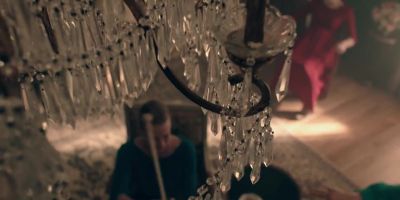 - Oh!
- This is so pretty. Thank you. - The Handmaid's Tale