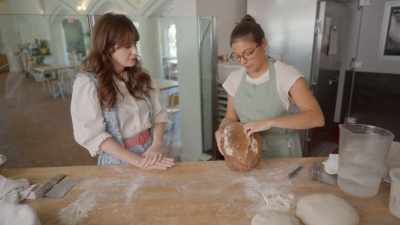 - Oh!
- This is the best part - What Am I Eating? With Zooey Deschanel