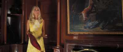 Oh, um, Evelyn.
What are you doing here? [chuckles] - Palm Royale