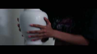 Oh, um, that's my mother's urn. - The Stepdaughter 2