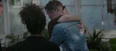 - Oh, we were so worried.
- I'm fine, I'm fine. - The Greenhouse