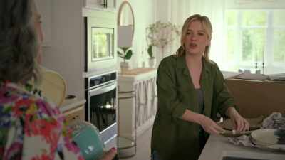 - Oh, well, I'm betsy.
I'm your neighbour. - The Neighbors Are Watching