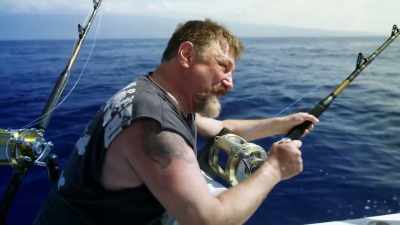 Oh, we're almost there.
Coming up to the first wave, - Deadliest Catch: Bloodline