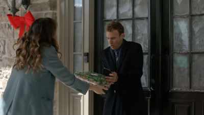 - Oh!
- Wha-- wha-- - The Enchanted Christmas Cake