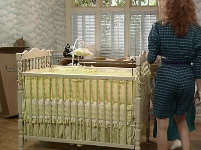     - Oh, what a cute room.
    - Thanks. - ALF