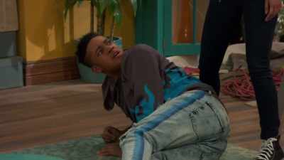 Oh! What's this on the floor? - Raven's Home