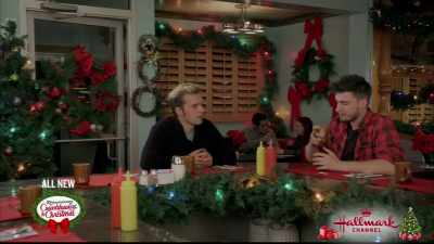 ♪ Oh, we wish you
a Merry Christmas ♪ - Check Inn to Christmas