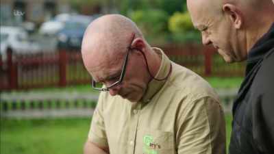 Oh, my word. It's big, isn't it? - Britain's Tiger Kings - On the Trail with Ross Kemp