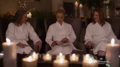 - Oh, would you look at thisarticle on wedding cakes. - Wedding at Graceland