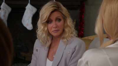 -Oh, wow.
-[dana] I know. I know. - Ladies of the '80s: A Divas Christmas