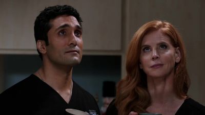 - Oh, wow, look at that.
- Huh. - Chicago Med