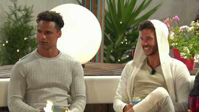 Oh, yeah.
I have had threesome
with a guy and a girl. - Love Island