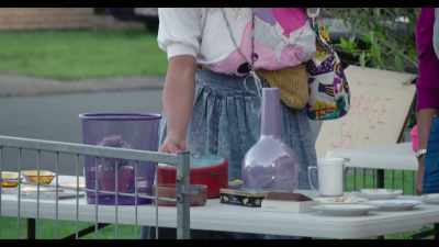 -Oh, yeah. Joycey here loves a haggle.
-I love them. - Lunatics