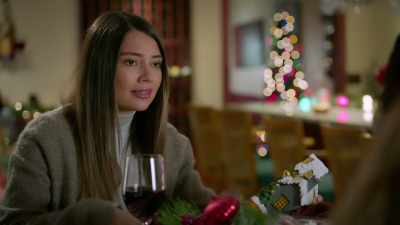 - Oh, yeah, so she
had a burn on her arm - It’s Beginning to Look a Lot Like Murder