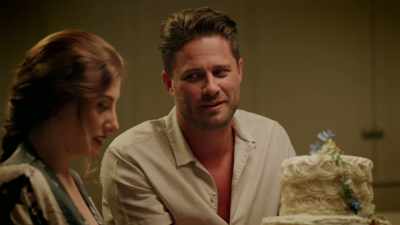 - Oh, yeah?
What was that, two weeks?
- Try four years. - Two Chefs and a Wedding Cake
