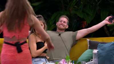 >> OH, YOU LOOK SO HAPPY. - Love Island