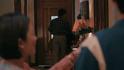 - Oh, you're back!
- Yeah. [in English] Hi. - American Born Chinese