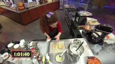 -Ohh, Elizabeth, what are
we piping here?
-Hello. - Halloween Cookie Challenge