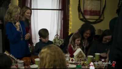 - Ohh... that's amazing!
- Thanks, Mom. - Christmas Wishes & Mistletoe Kisses