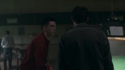 Oi, mate, you know if a boy called Chris comes in here? - Glue