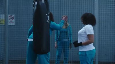 Oi, no!
Stop distractin' her, all right? - Wentworth
