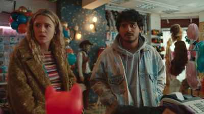 Oi! You can't spend your shift
chatting with your mates. - Extraordinary