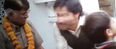 Oil your rusty tools,
here's your chance. - Sui Dhaaga - Made in India