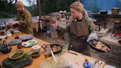 OK, guys, you have
30 minutes left. - Chefs vs Wild