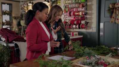 OK, if I just hold
this here with this hand, - Christmas Wreaths and Ribbons