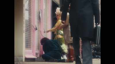 - OK, move! We gotta open.
- I'll give you a hand. - Pistol
