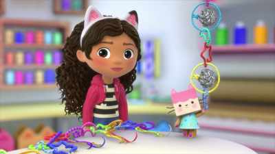 OK. Now let's put our chains together
to make one really long chain. - Gabby's Dollhouse