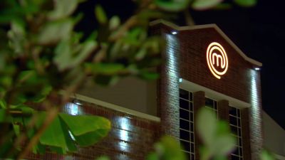 OK. Service, please.
Service, please. Thank you. - MasterChef Australia