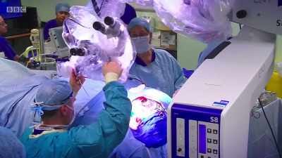 OK. Shall we connect up, yeah? - Surgeons: At the Edge of Life