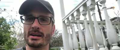 OK. So, I'm walking down
the side of my house, - Mister Organ