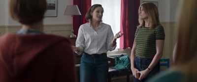 - OK...
- Thanks very much, Lisa. Lovely. - Military Wives