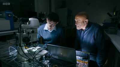 OK, what are you going to
show me here? - Secrets of Size: Atoms to Supergalaxies