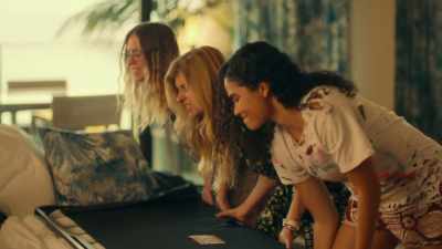 Okay. All right, girls,
ready? One, two, three. - The White Lotus