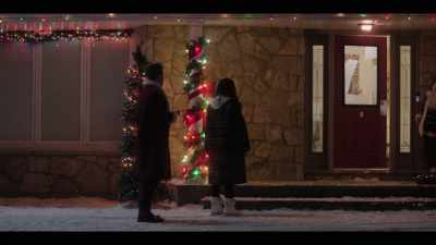 Okay, all right.
Wait back here. - Catch Me If You Claus
