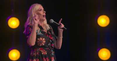 - Okay.
- [audience laughing] - Leanne Morgan: I'm Every Woman