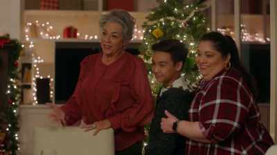 Okay, Billy,
you stay and, uh, help Rae. - Steppin' into the Holiday