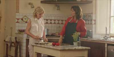 Okay. But wouldn't it be easier
just to press the garlic? - Signora Volpe