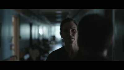 - Okay, you can't be here.
- Mark? Mark! Mark! - Five Days at Memorial
