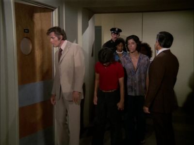 OKAY, CHIN, HOLD THEM HERE. - Hawaii Five-O