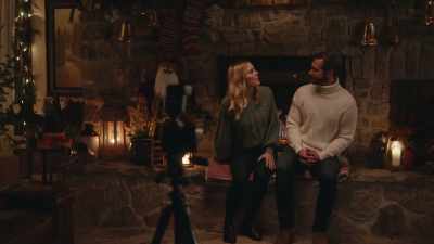 - Okay.
(chuckles) - Christmas on the Alpaca Farm