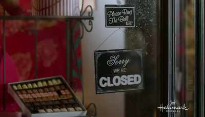 Okay. Come on in, everyone.
Please gather around. - Love, Romance & Chocolate