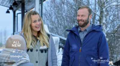 - Okay, come on inside.
- Thank you so much. - Love on Iceland